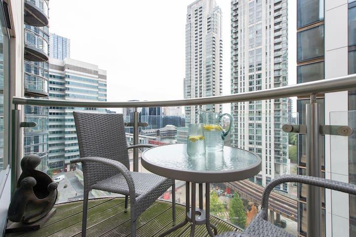 24hr concierge, gym/pool, parking, Shopping Centre2